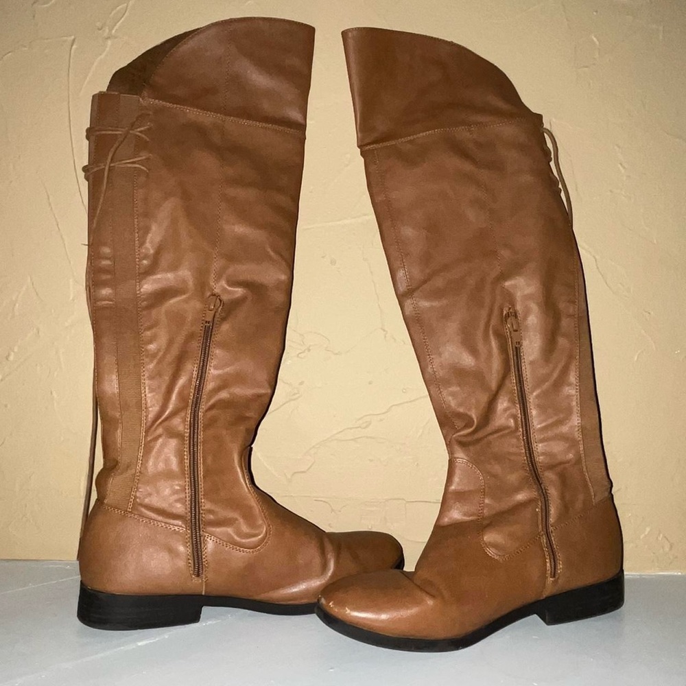 Size 8.5 calf/knee high tan/brown boots!